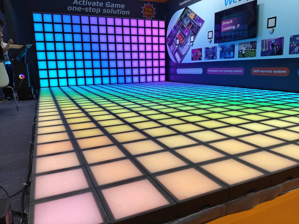 Podłoga i ściana PIXEL z podświetlanymi kolorowymi polami